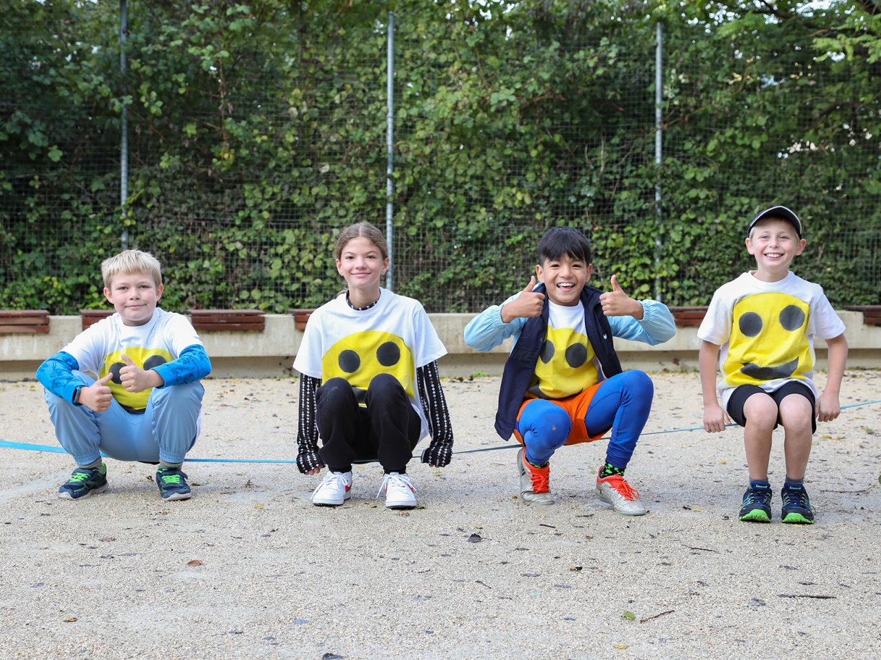 Bild Brugg Vier Kinder mit Smiley-T-Shirt im Kinderheim Brugg
