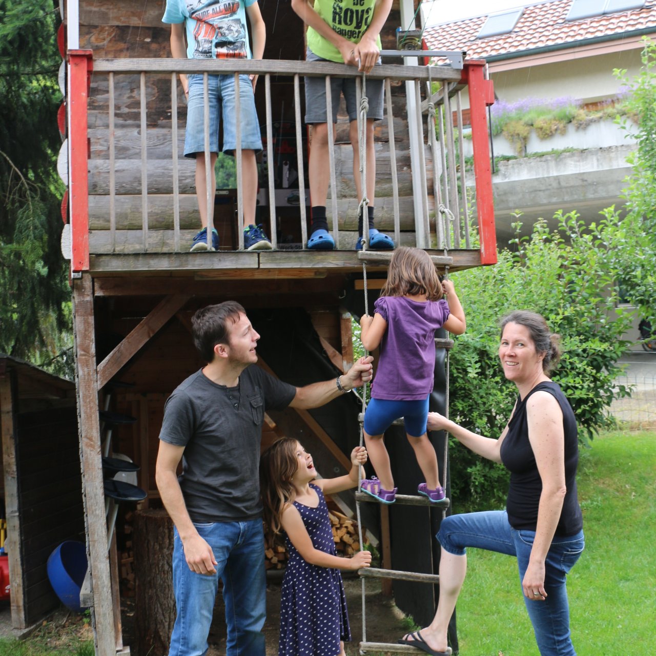 Eine Pflegefamilie von Familynetwork auf dem Spielplatz